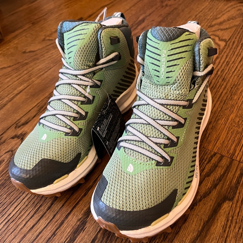 THE NORTH FACE WOMEN'S VECTIV FASTPACK MID. Size 7.5 
Rare color: FUTURELIGHT